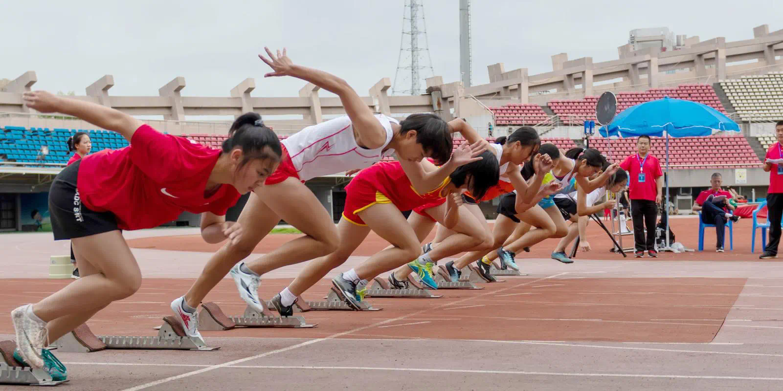 网球拍初学者性价比高吗_